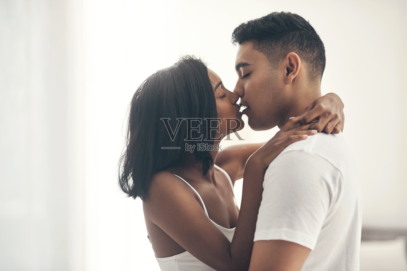 年轻情侣在家中分享亲密时刻的镜头照片摄影图片