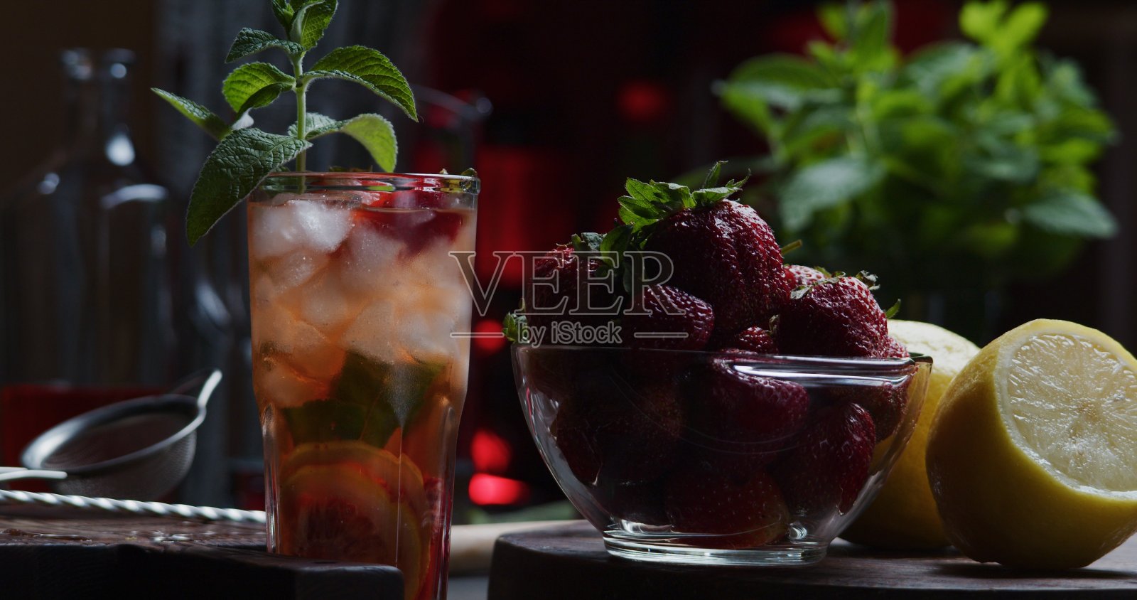 制作草莓柠檬莫吉托鸡尾酒照片摄影图片