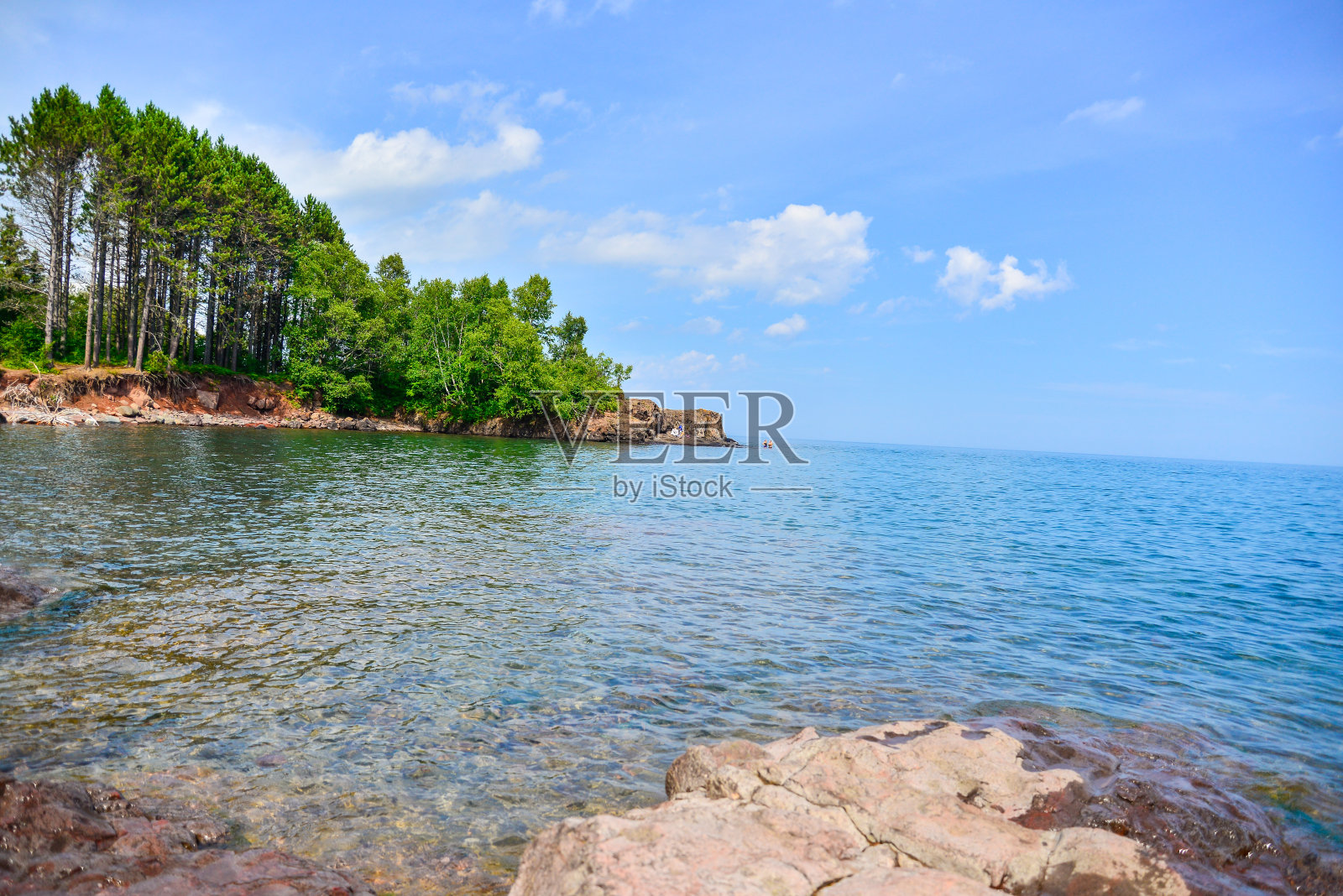 明尼苏达州北岸苏必利尔湖上的小海湾照片摄影图片