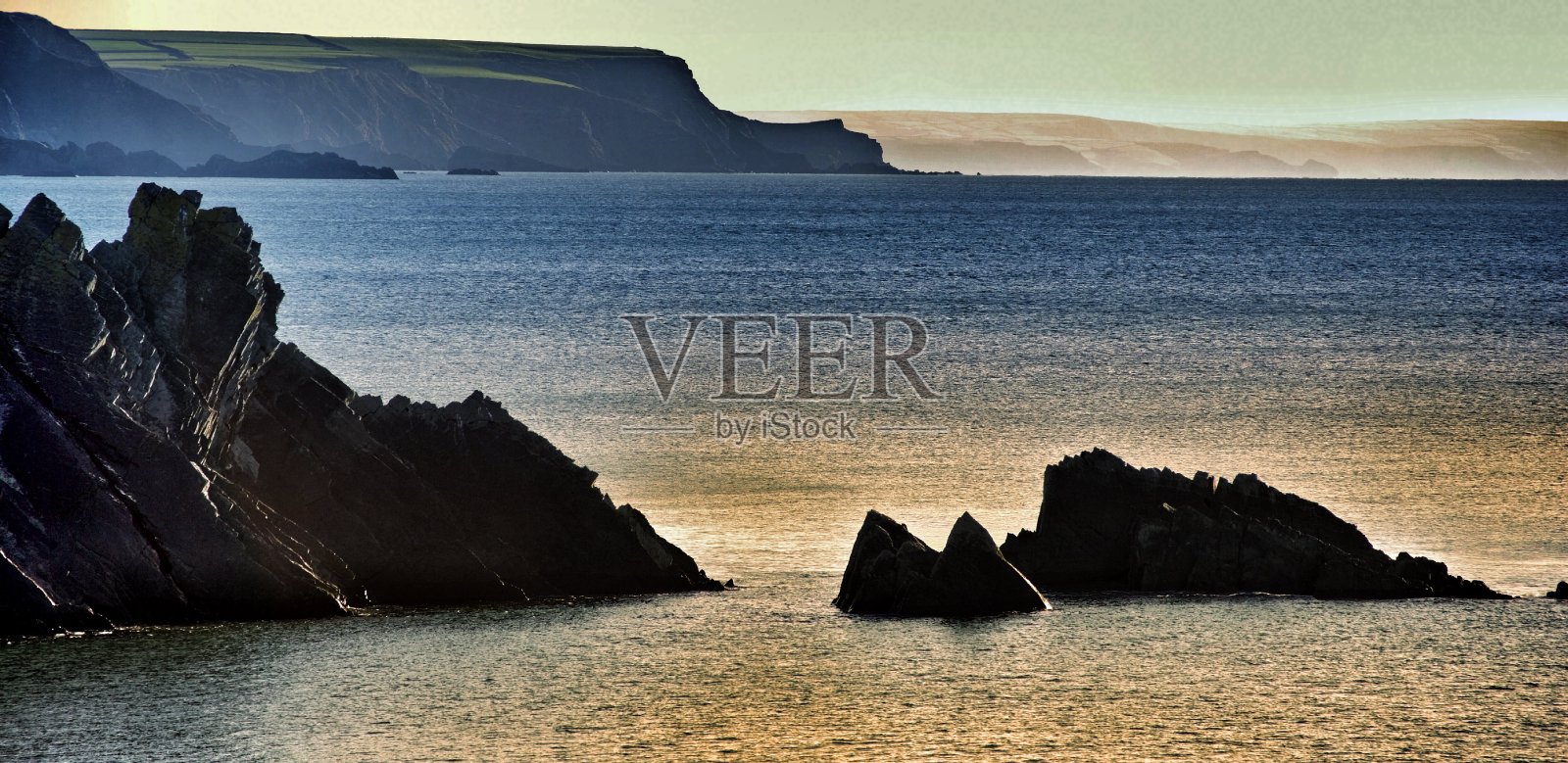 英国北德文郡海岸哈特兰角的岩石和悬崖的HDR图像照片摄影图片