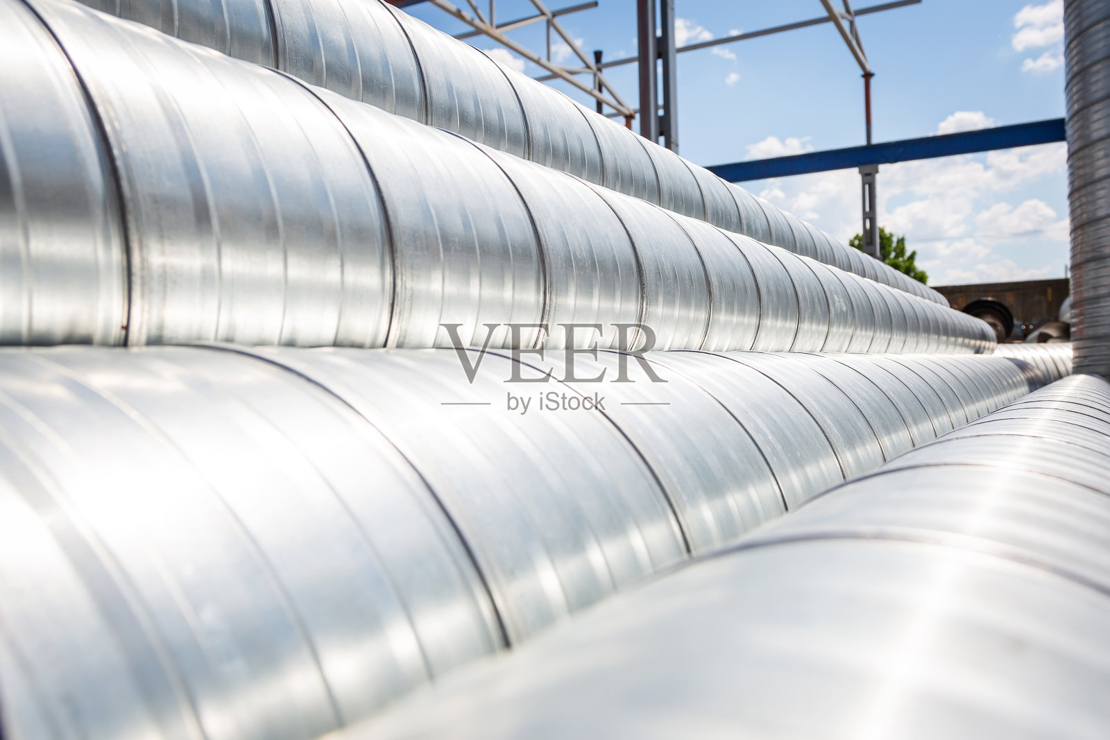 通风管仓库。仓库中工业空调系统风管施工用的钢管、零件。工业通风设备和管道系统照片摄影图片