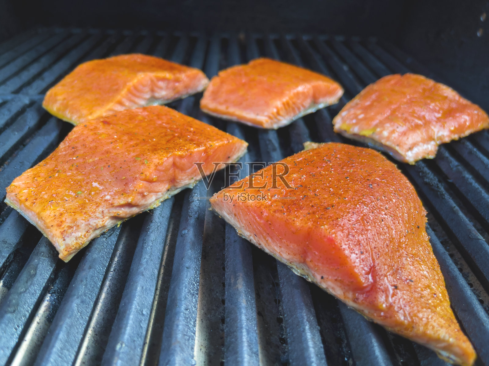 烧烤烤鲑鱼档案在雪松木板照片系列照片摄影图片