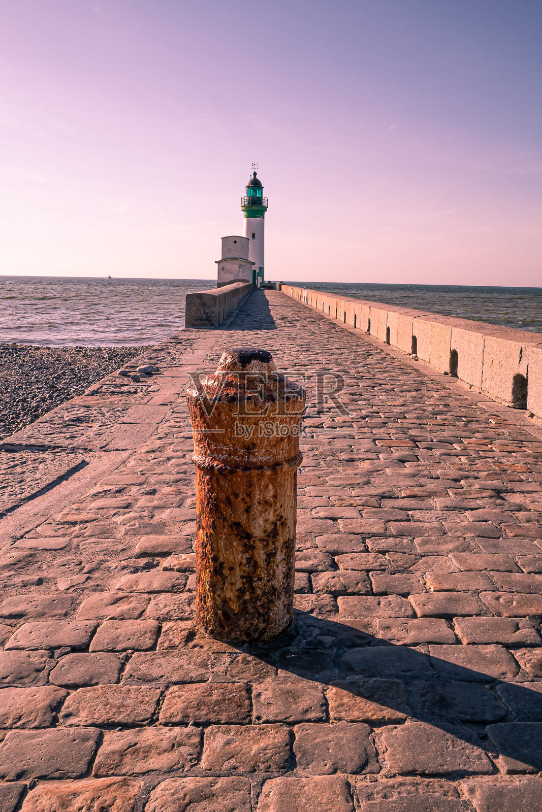 驶向明亮之屋照片摄影图片