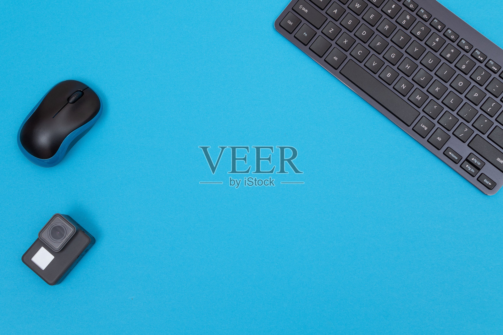 蓝色桌子上的数码小玩意照片摄影图片