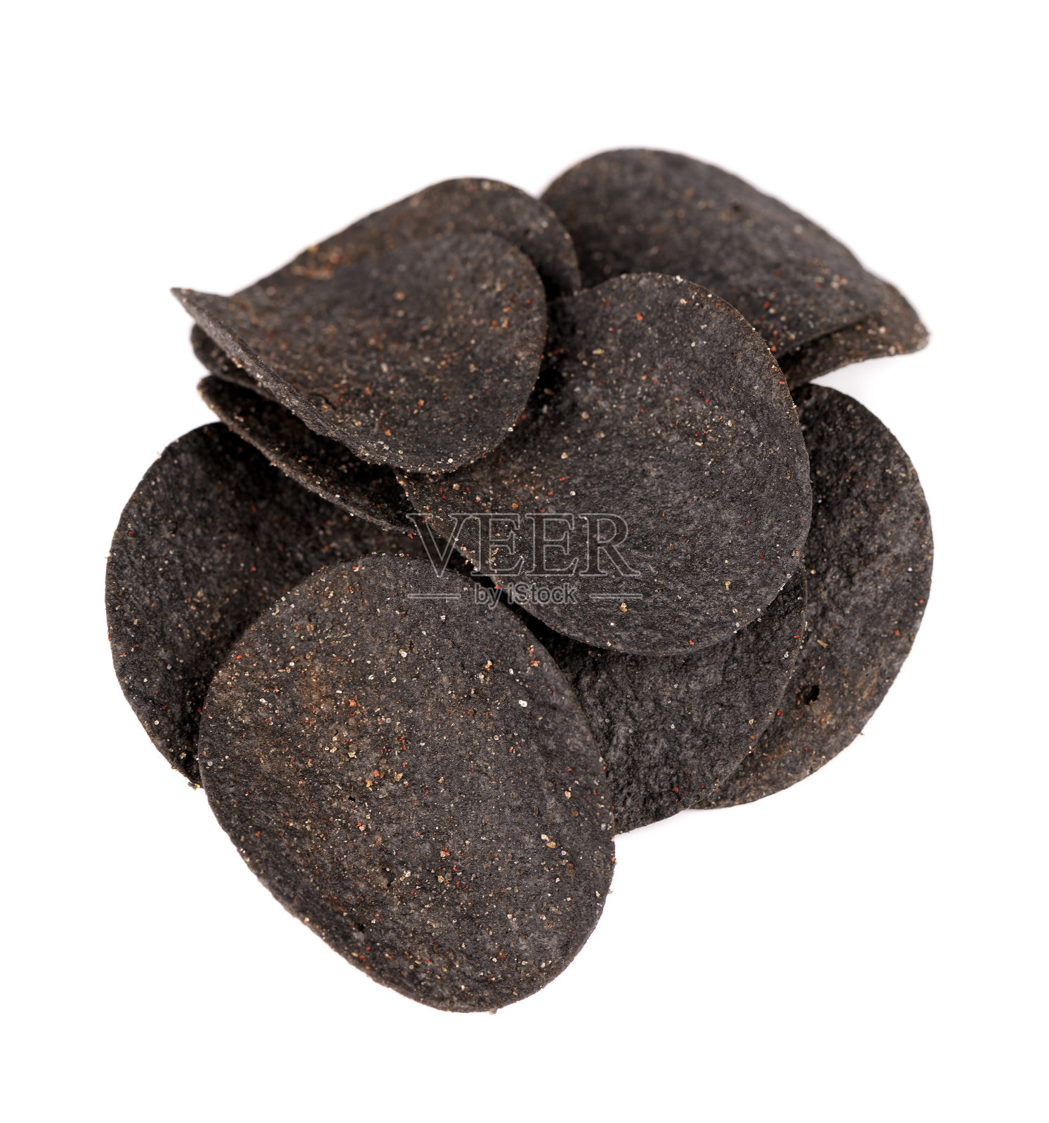 在白色背景下分离出的黑色薯片。黑薯片加活性炭和红辣椒。照片摄影图片