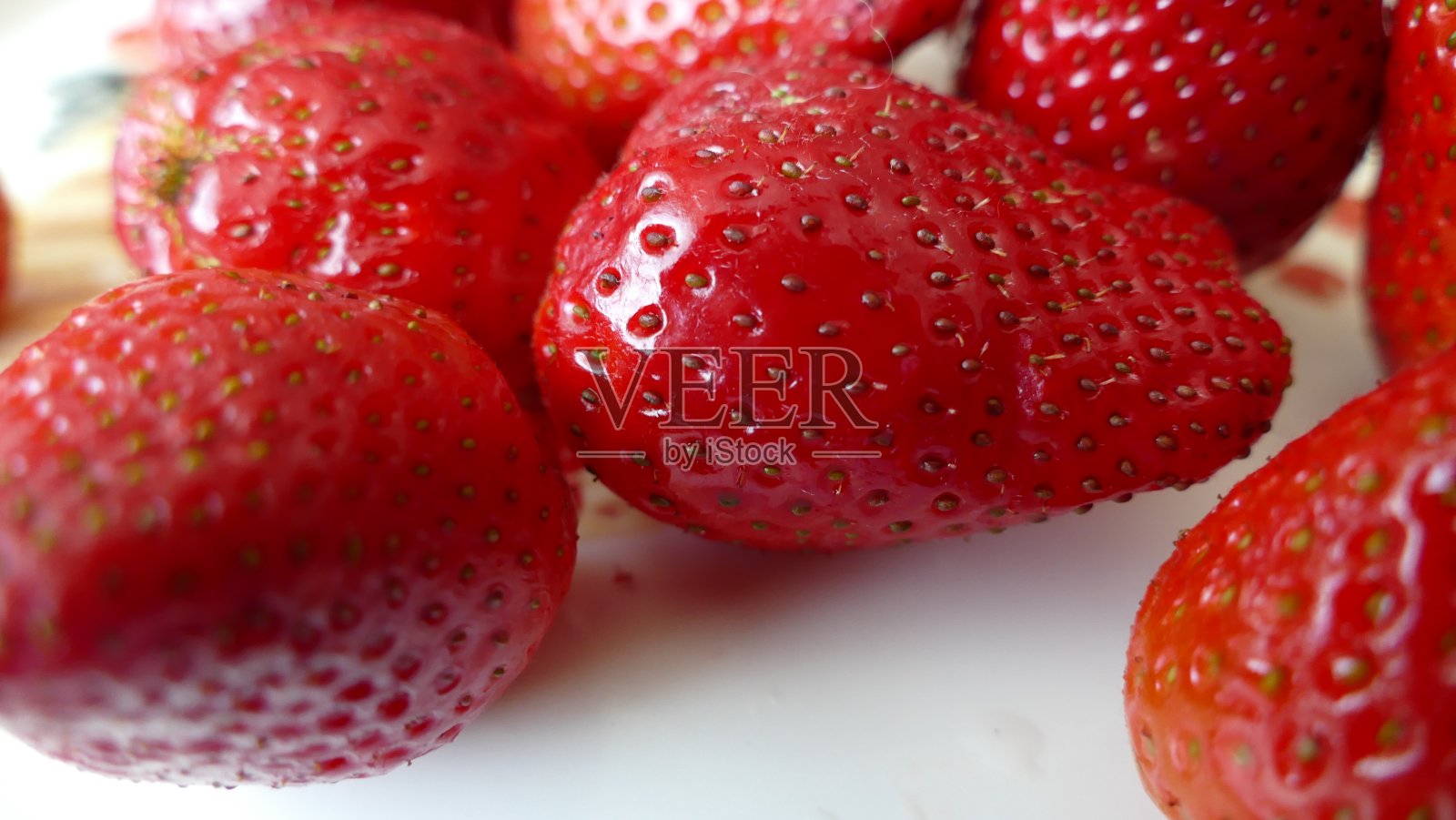 白色盘子里的草莓照片摄影图片