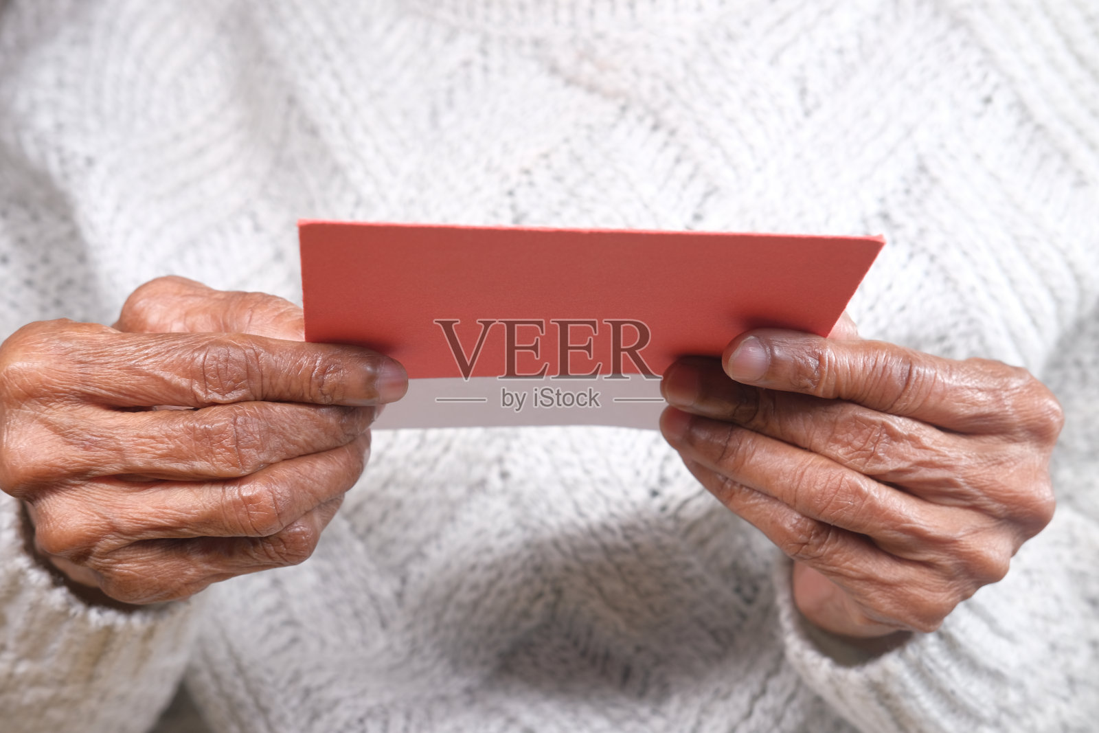 妇女递上红色信封和礼品在桌子上照片摄影图片