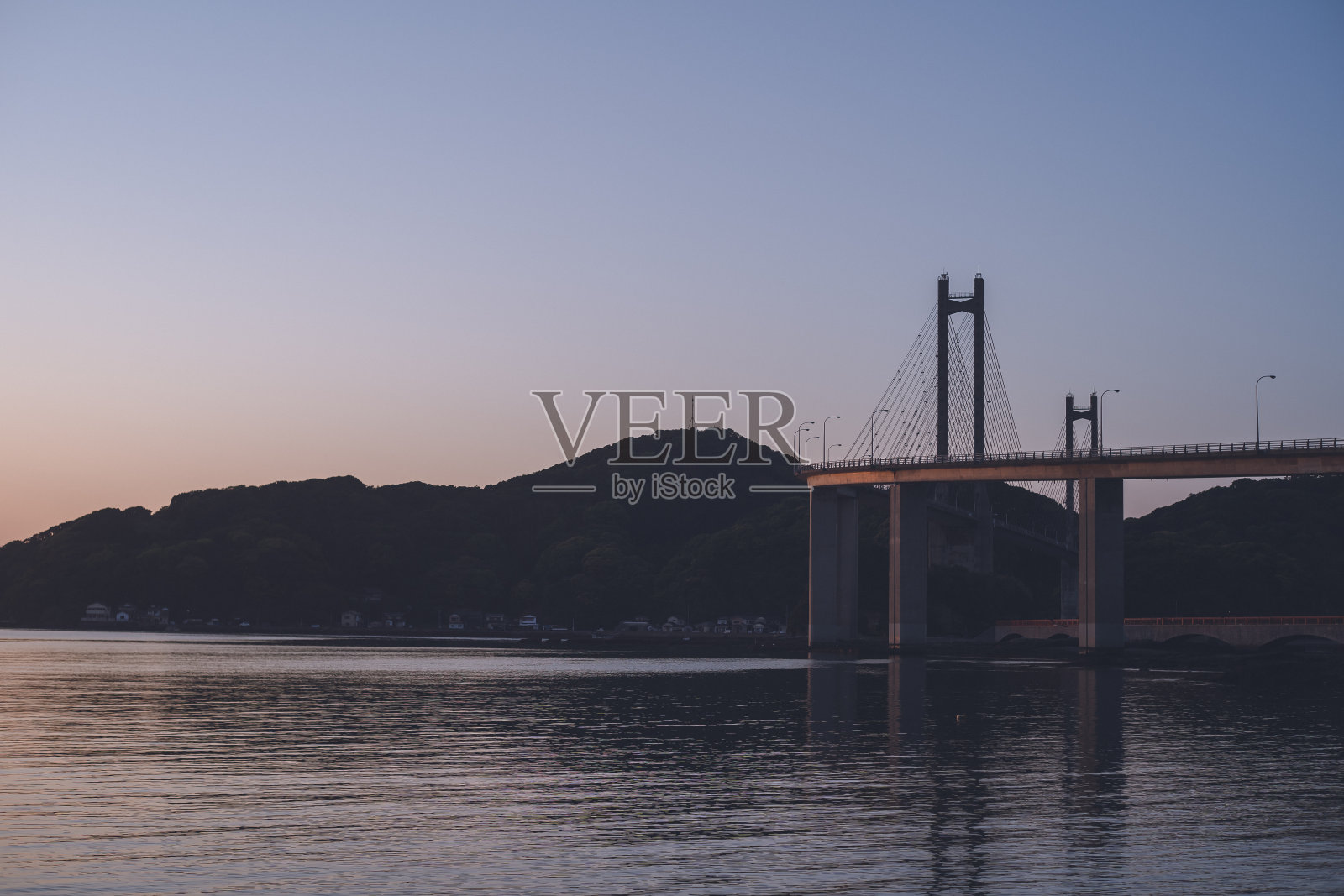 佐贺县Karatsu市Yobuko的Yobuko桥和日落照片摄影图片