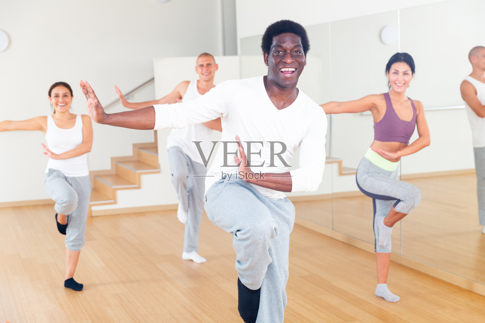 快活的非洲裔美国人练习有力的舞蹈动作照片摄影图片