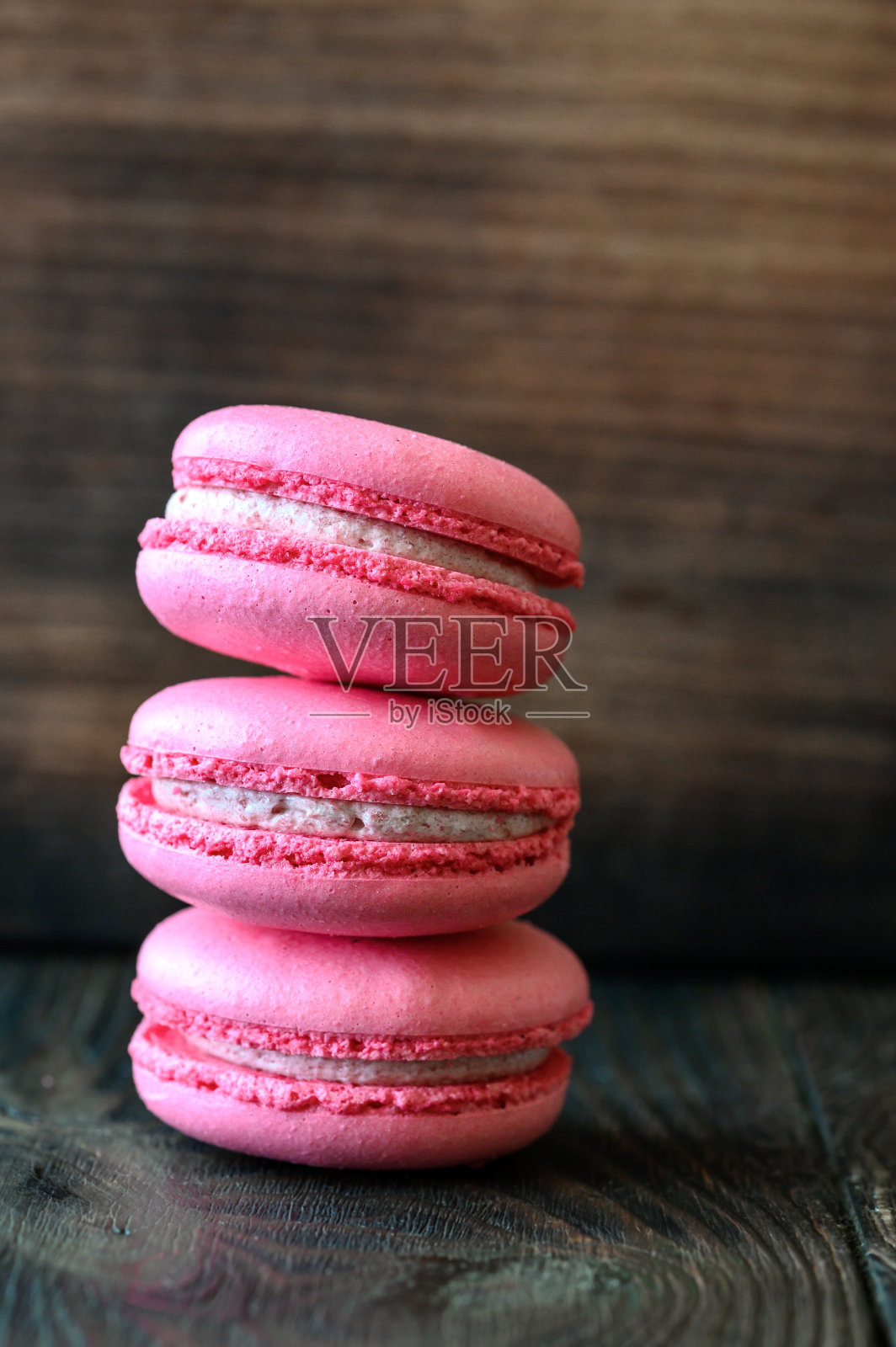 木制背景上的马卡龙照片摄影图片