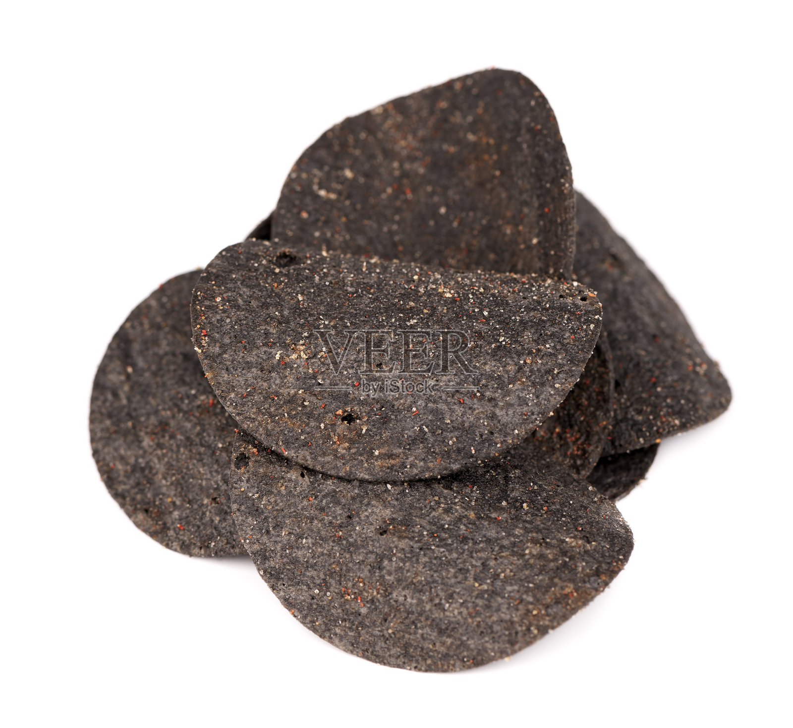 在白色背景下分离出的黑色薯片。黑薯片加活性炭和红辣椒。照片摄影图片