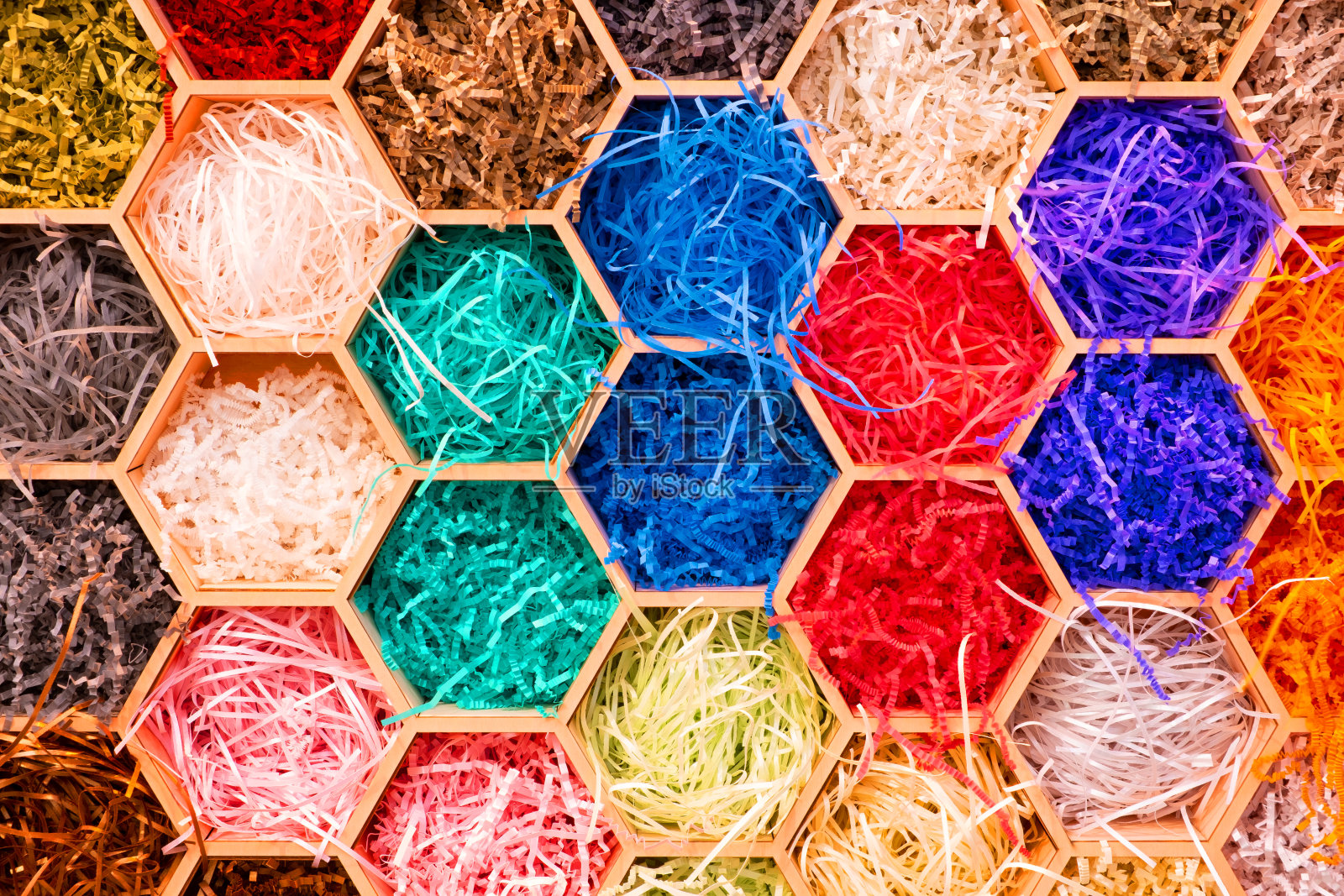 抽象的彩色六边形图案背景与彩色剪纸包装纸，抽象的概念背景照片摄影图片