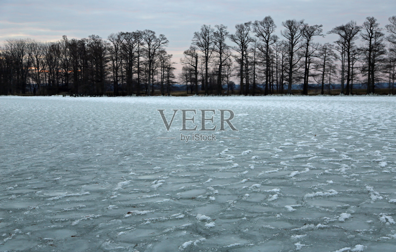 冰冻湖面上的清晨照片摄影图片