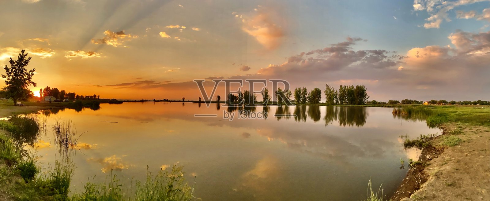 反射橙色日落-超宽的全景照片摄影图片