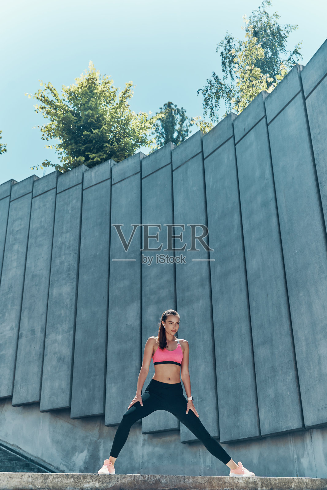 穿着运动服的漂亮年轻女人的全长照片摄影图片