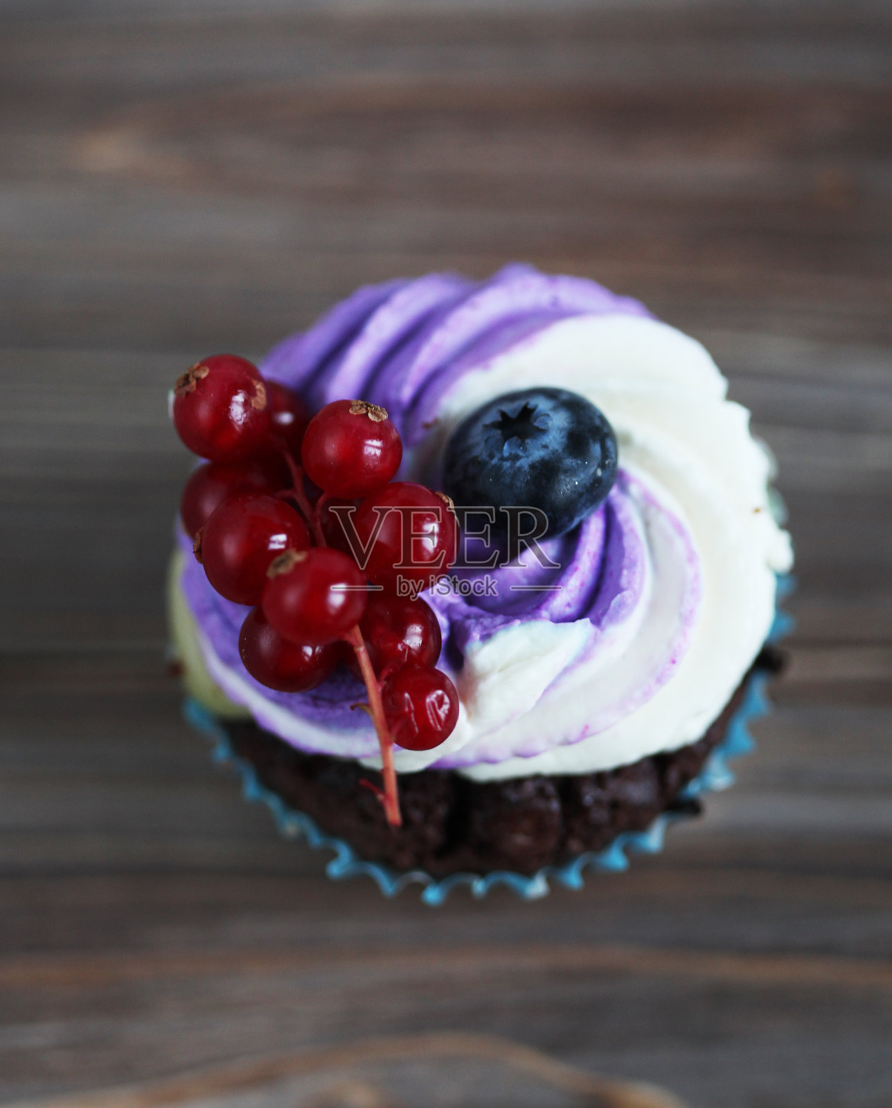 甜美的自制小蛋糕配蓝莓和奶油慕斯。在家做烘焙食品照片摄影图片