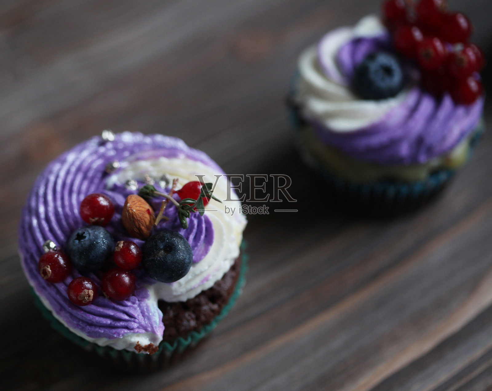 新鲜的自制巧克力松饼与奶油和浆果在木背景照片摄影图片