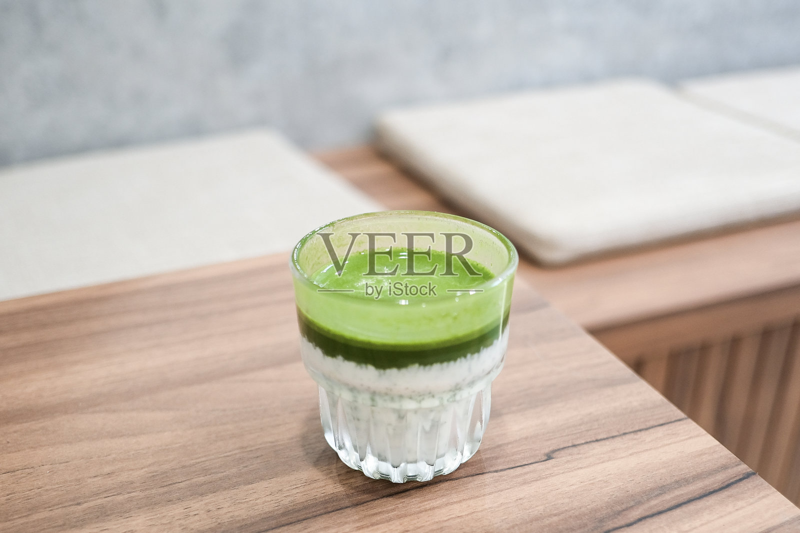 棕色木桌上放着自制抹茶和牛奶冰拿铁照片摄影图片