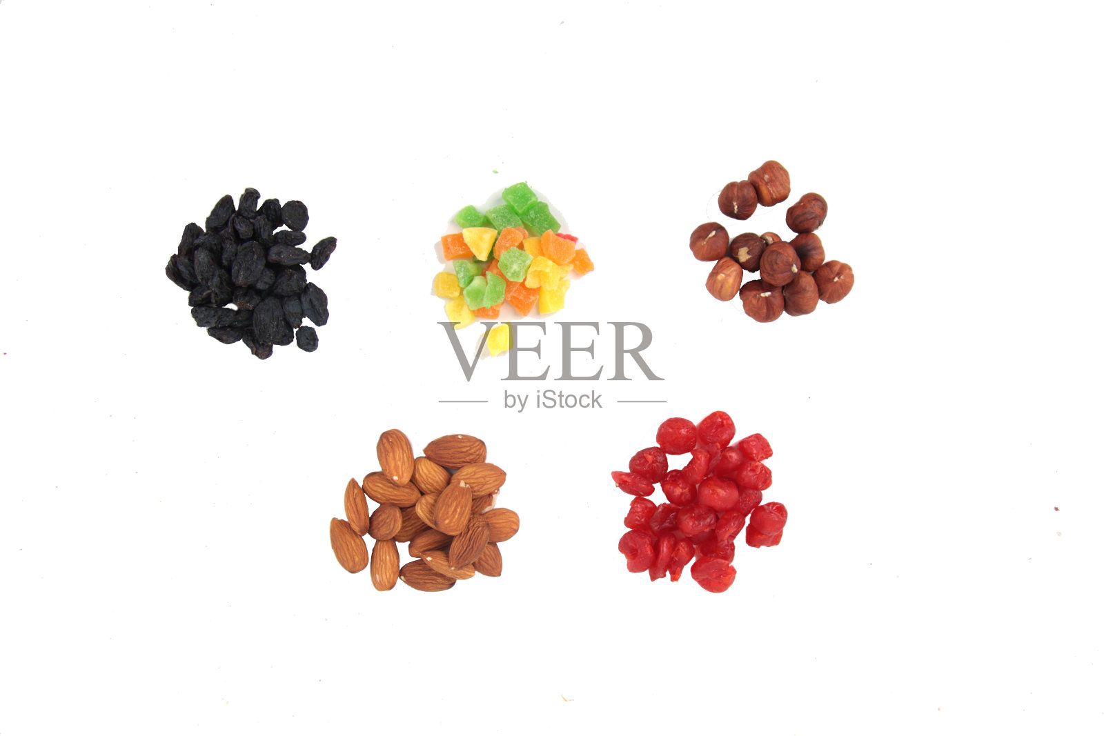 健康饮食拼贴-成堆的坚果，干果孤立在白色的背景照片摄影图片