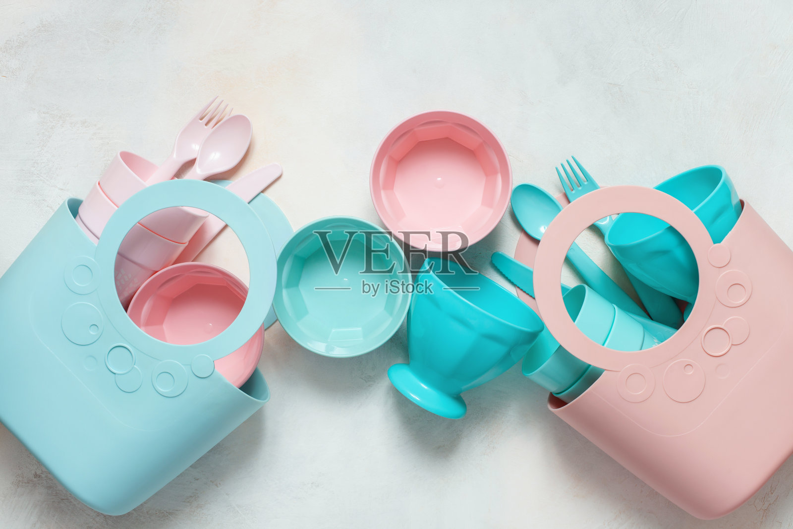 用可重复使用的塑料做成的彩色野餐盘。“零浪费”的概念。俯视图照片摄影图片