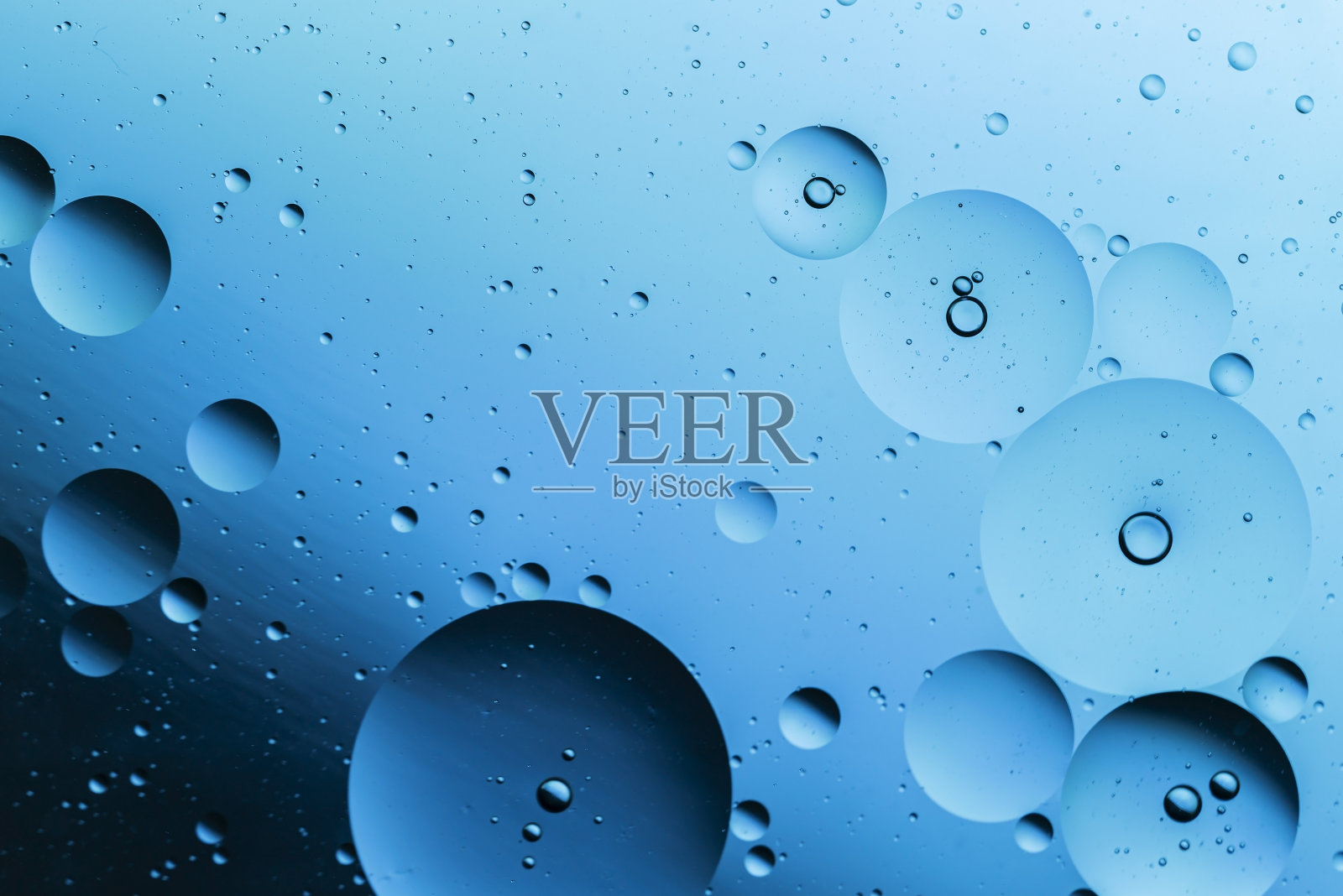 油在水面上的摘要照片摄影图片