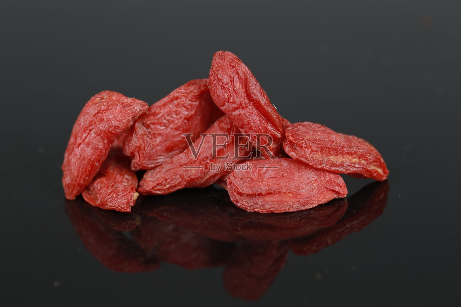 在背景中分离的干枸杞照片摄影图片