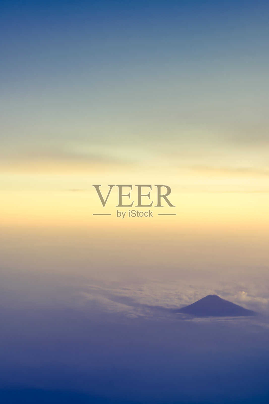 从飞机上鸟瞰美丽的山脉或火山照片摄影图片