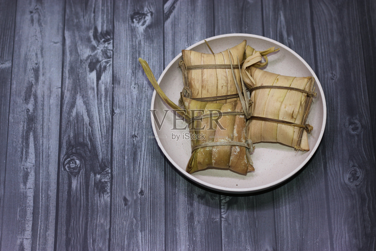 来自爪哇，印度尼西亚，Lepet的典型食物。照片摄影图片