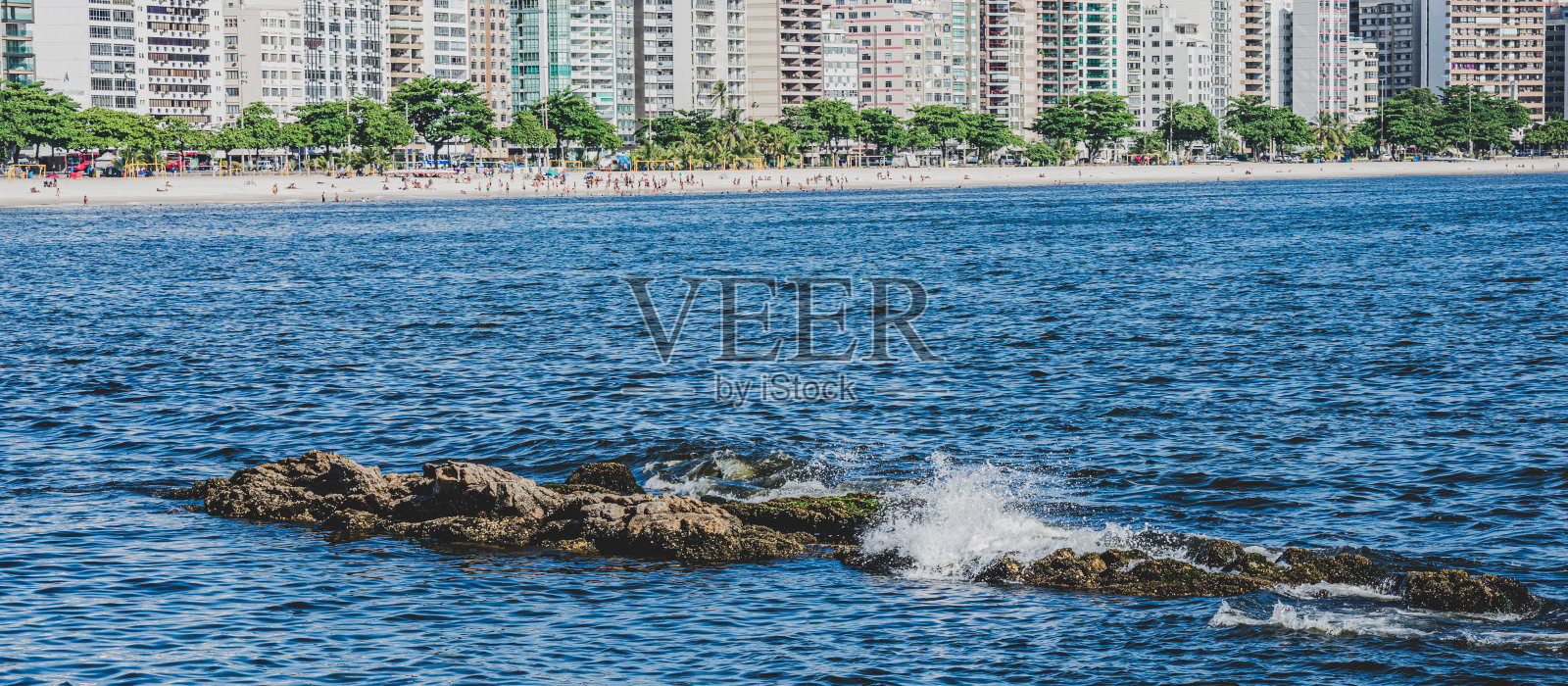 岩层的图像石头，纹理和清晰度，在白天的海滩上照片摄影图片