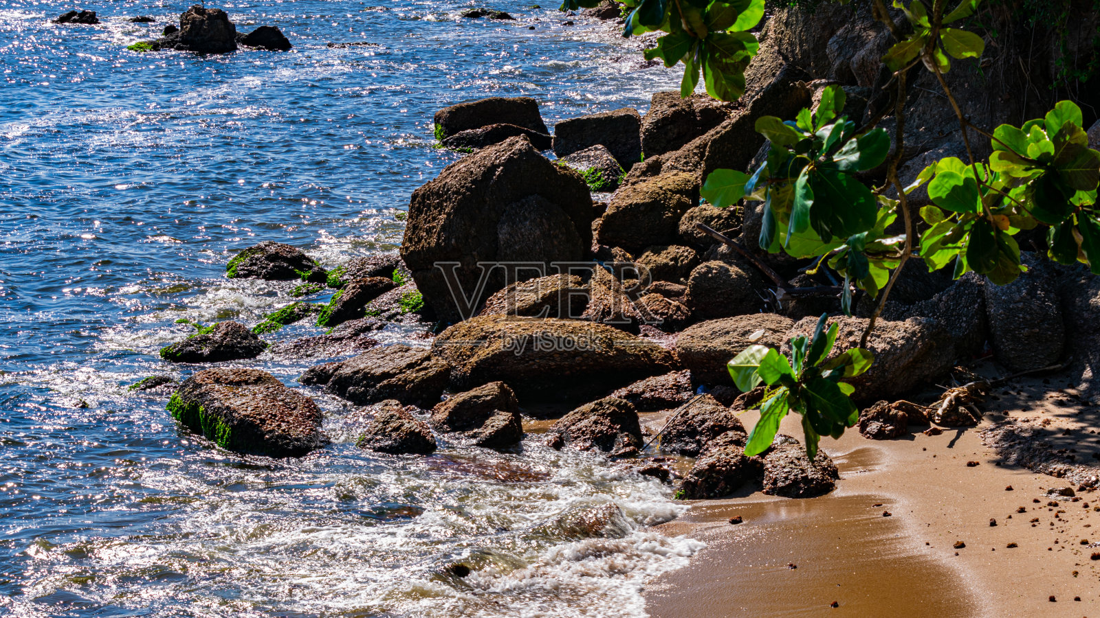 岩层的图像石头，纹理和清晰度，在白天的海滩上照片摄影图片