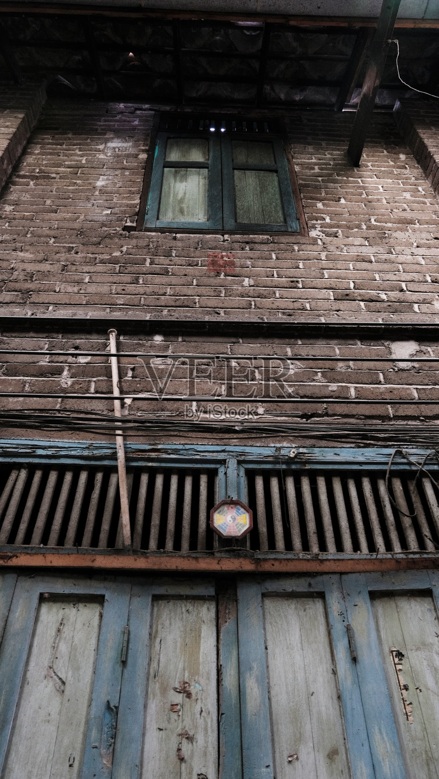 古色古香建筑立面上的老木门照片摄影图片