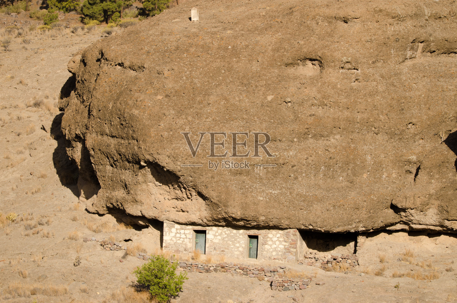 Nublo乡村公园岩石下的小屋。照片摄影图片