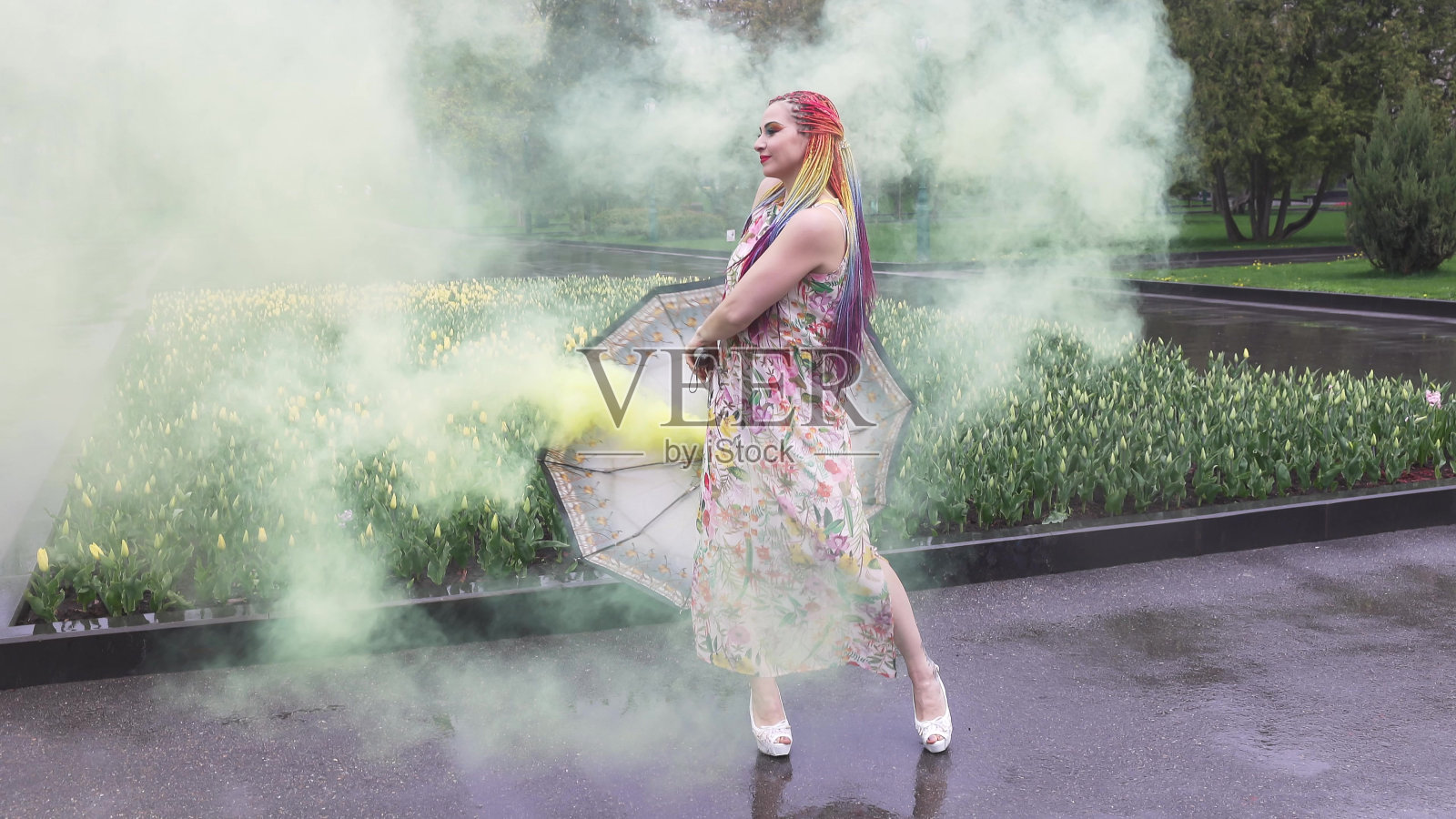 扎着非洲辫、化着妆、穿着春装的女孩在跳舞照片摄影图片