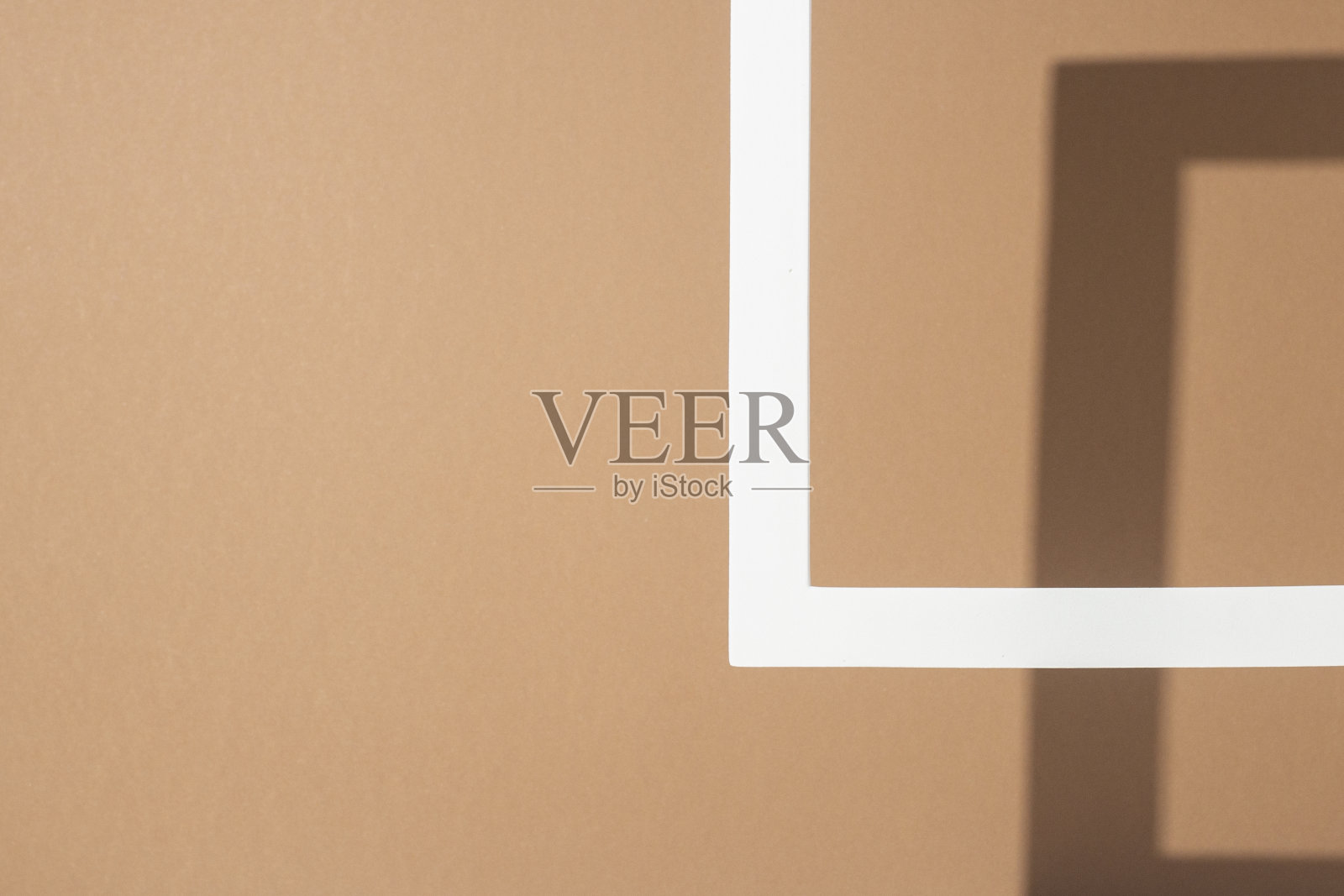 白色讲坛框架，浅棕色背景。俯视图，平放照片摄影图片