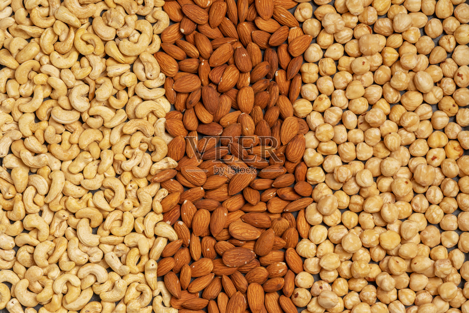 坚果背景特写:腰果，榛子，杏仁。健康的食物。维生素和微量元素的来源。照片摄影图片