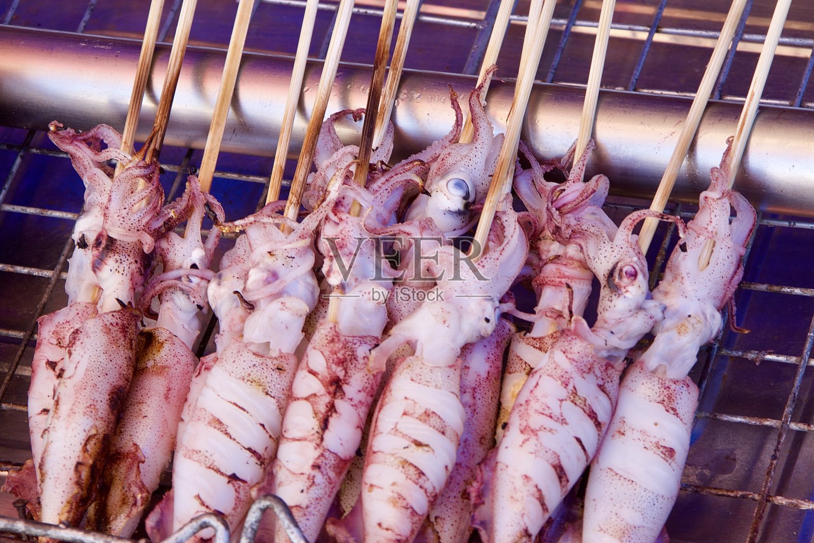 鱿鱼棒，这种小鱿鱼棒是泰国海边当地著名的小吃。照片摄影图片