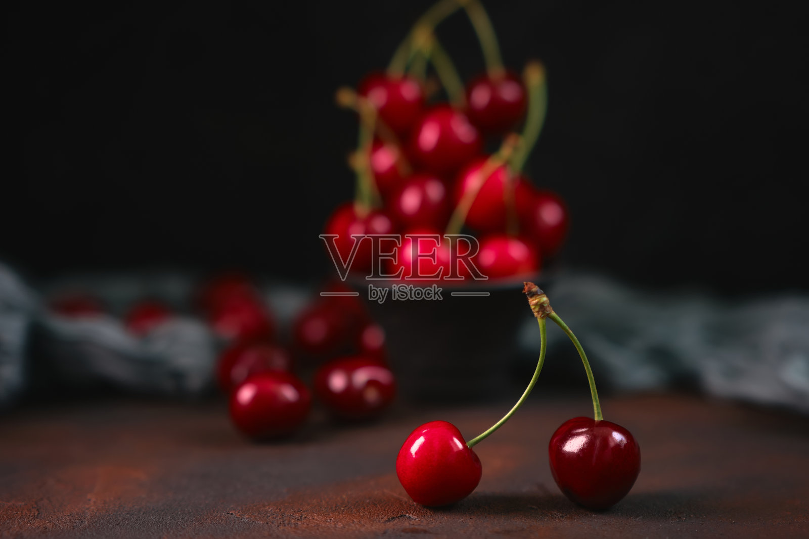 甜樱桃的组成在一个黑暗的背景与水滴俯视图照片摄影图片