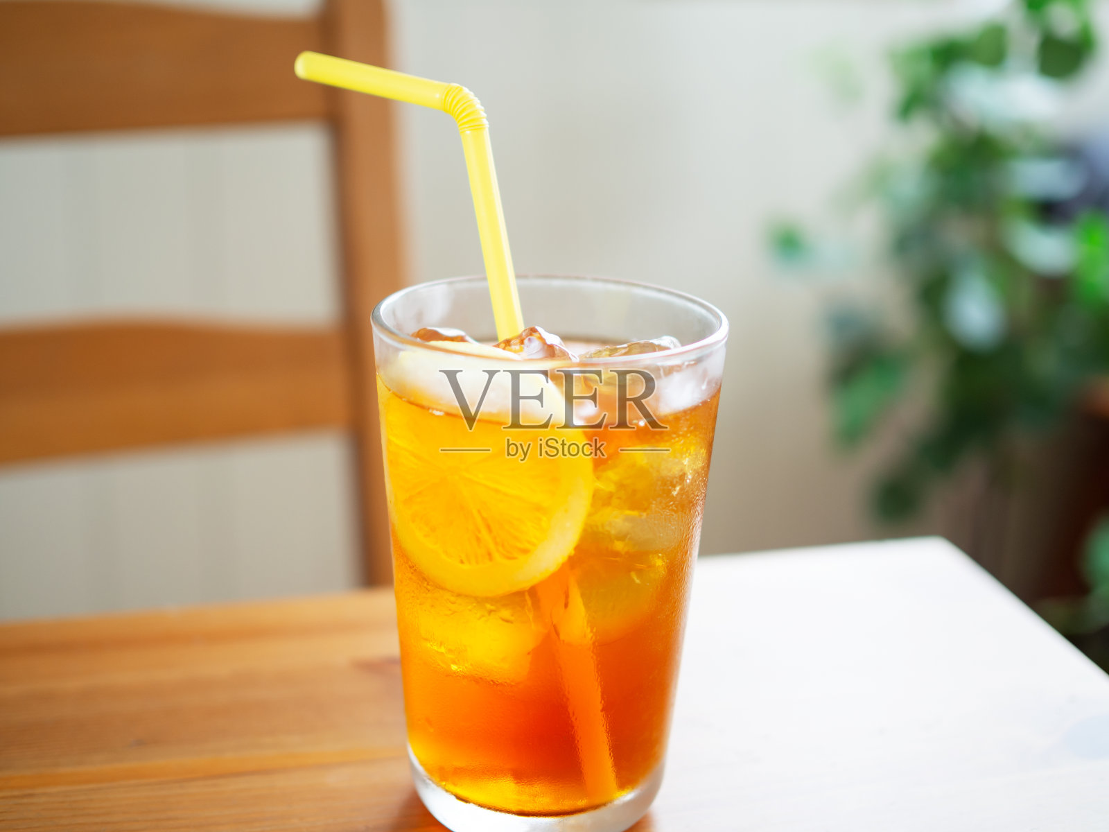 桌上有一杯柠檬冰茶照片摄影图片