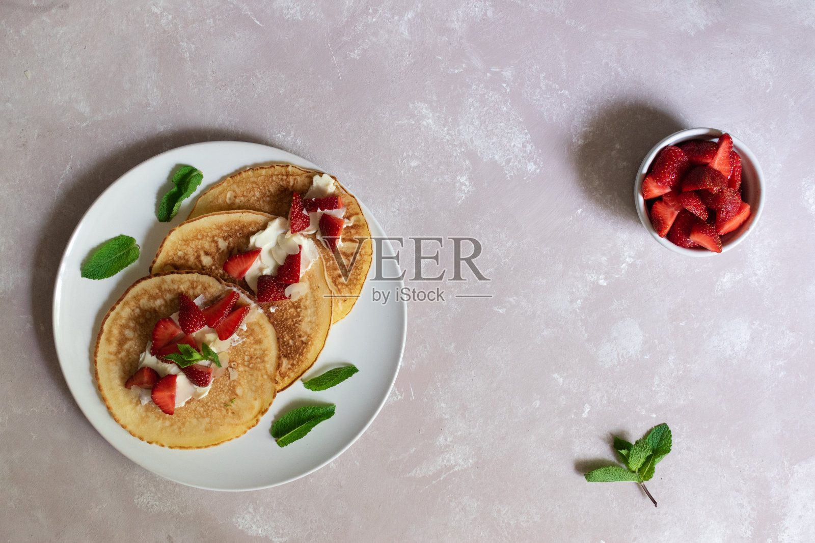草莓煎饼，奶油芝士，杏仁片，薄荷照片摄影图片