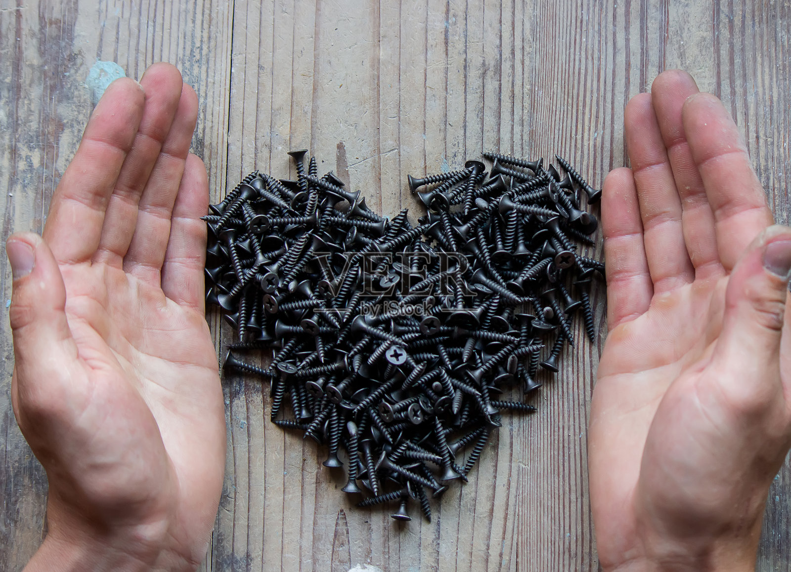 自攻螺钉在木背景上，选择不同的自攻螺钉为不同的墙体材料和表面。照片摄影图片