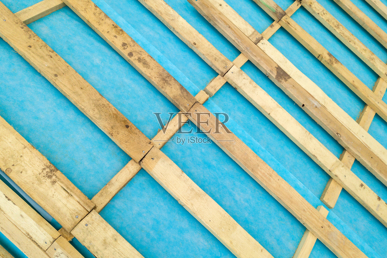 建筑中木质屋顶框架的自上而下细节。照片摄影图片