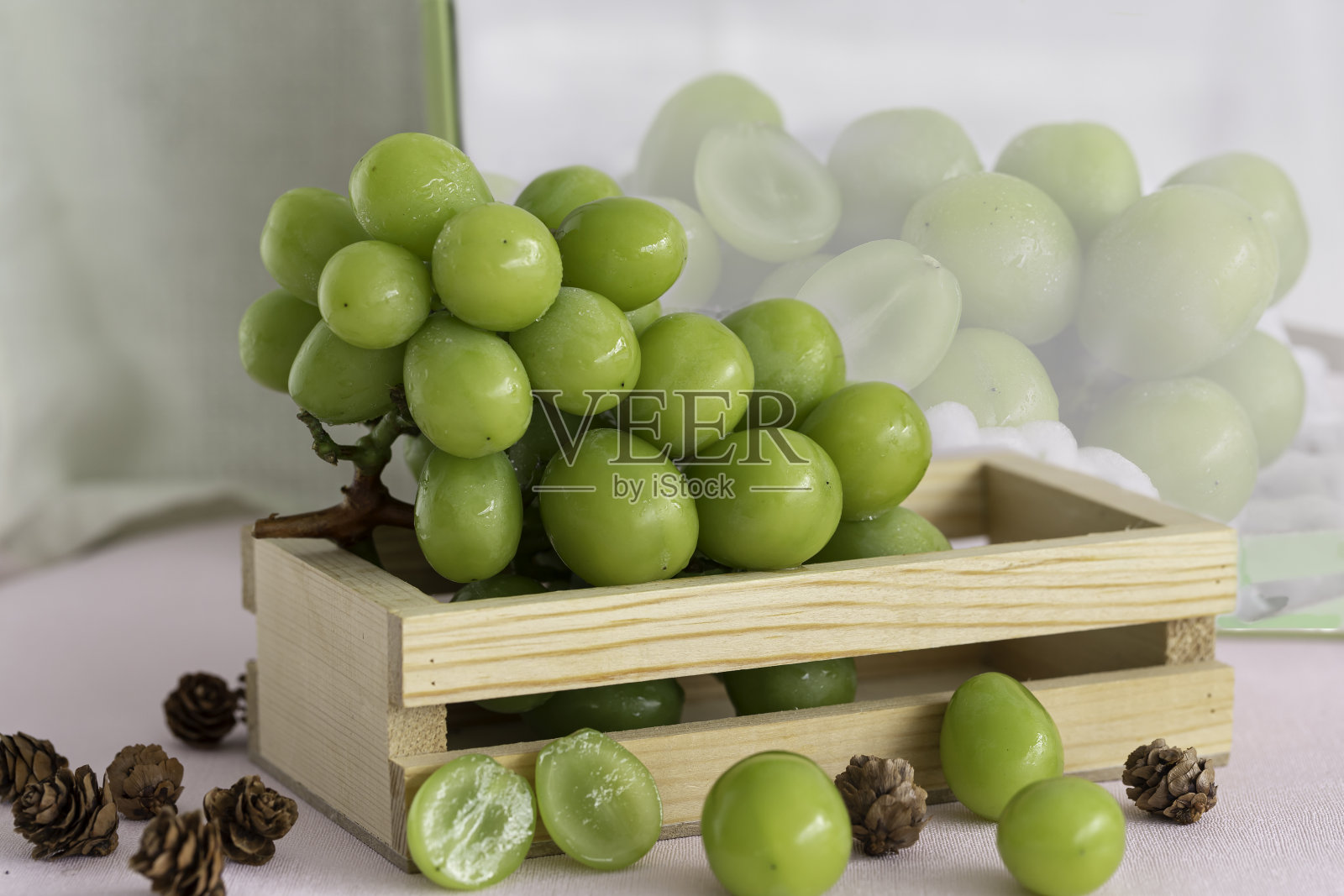 成熟的绿色韩国葡萄果实放在木制竹篓里手工制作的布背景。照片摄影图片