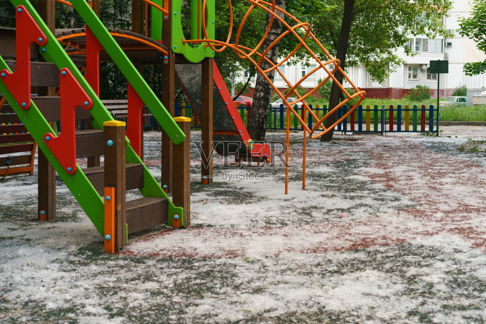 孩子们的操场上覆盖着杨树绒毛照片摄影图片