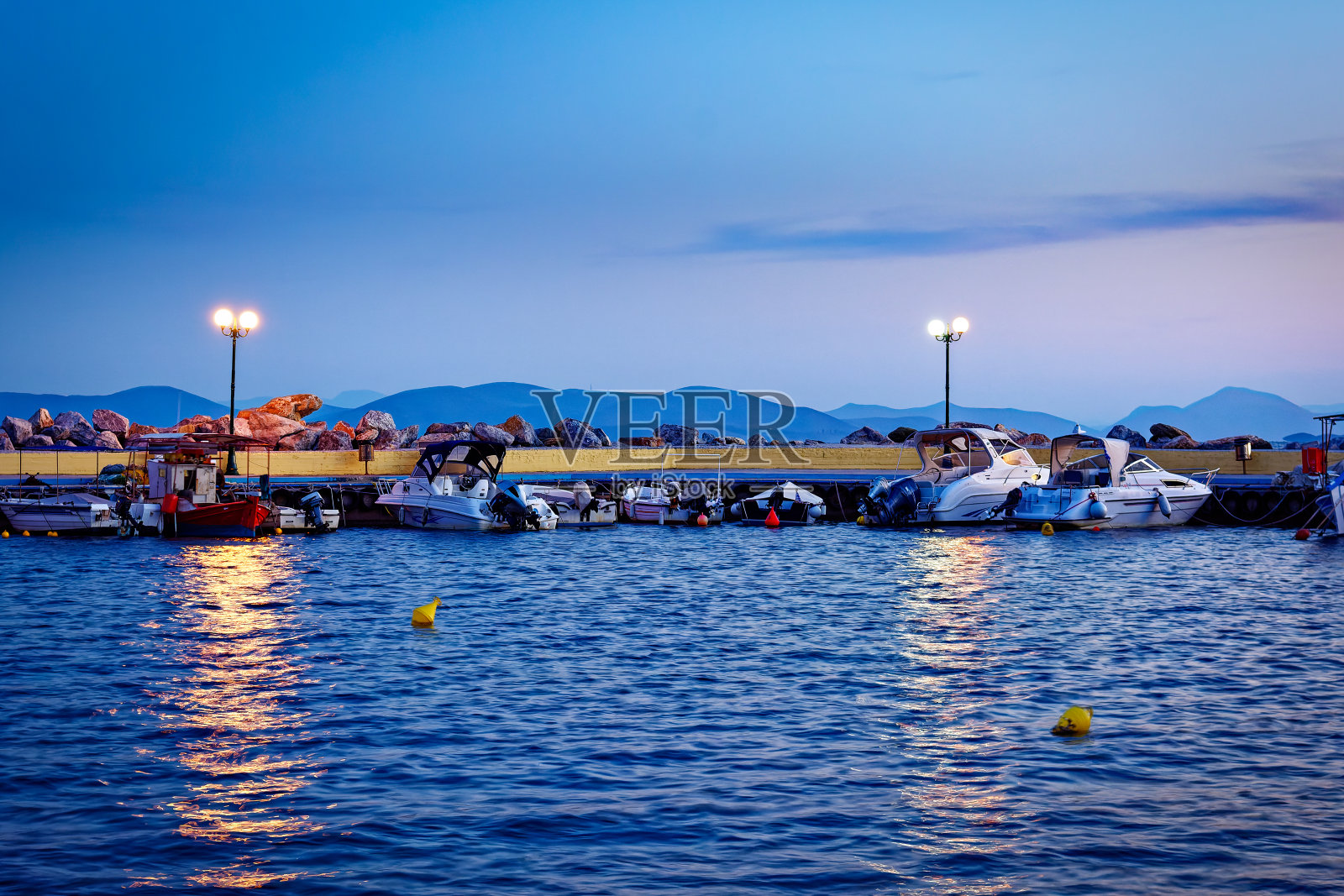 希腊Pelion的一个小港口，有许多船只照片摄影图片