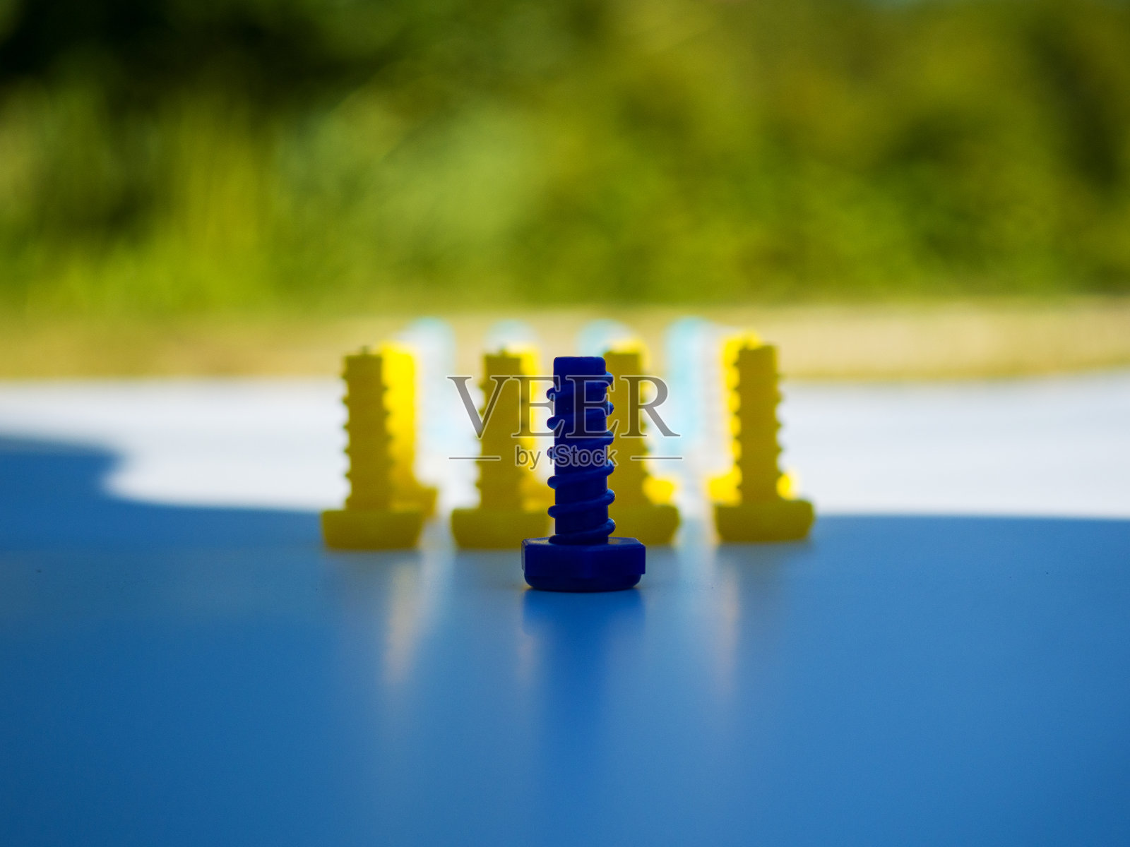 一组塑料多色齿轮的正面视图。照片摄影图片