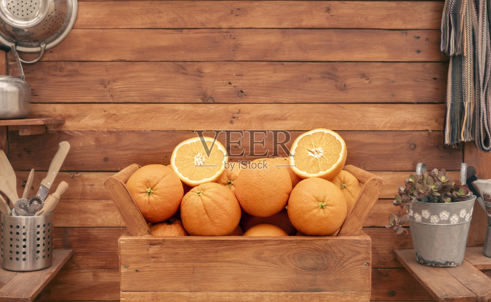 在一个乡村的木制角落的特写，有一张木桌和一篮子新鲜采摘的橙子照片摄影图片