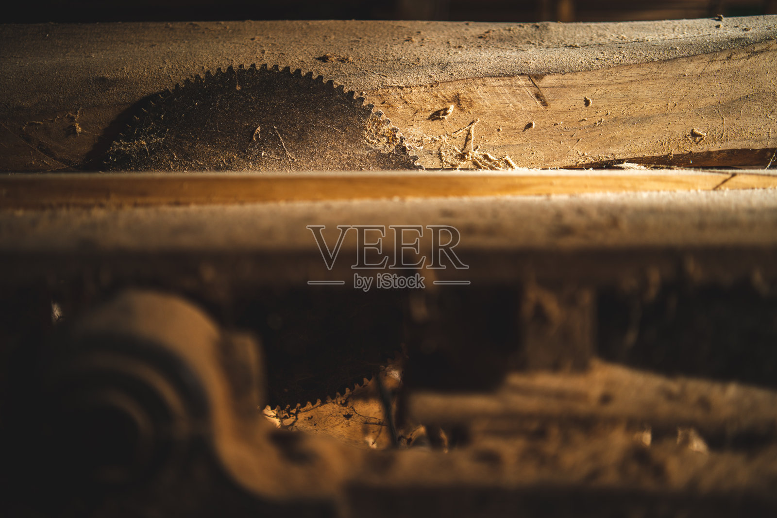 背景图像家具木工车间，木工工业木质材料工作台与不同的工艺工具和木材切割架，复古滤镜图像“t照片摄影图片