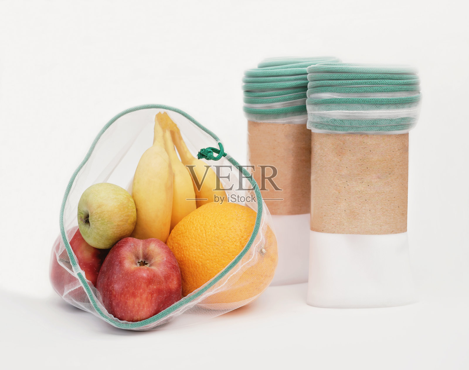 网状生态可重复使用的水果和蔬菜袋。白色背景的可生物降解袋里的食物。回收和零浪费的理念照片摄影图片