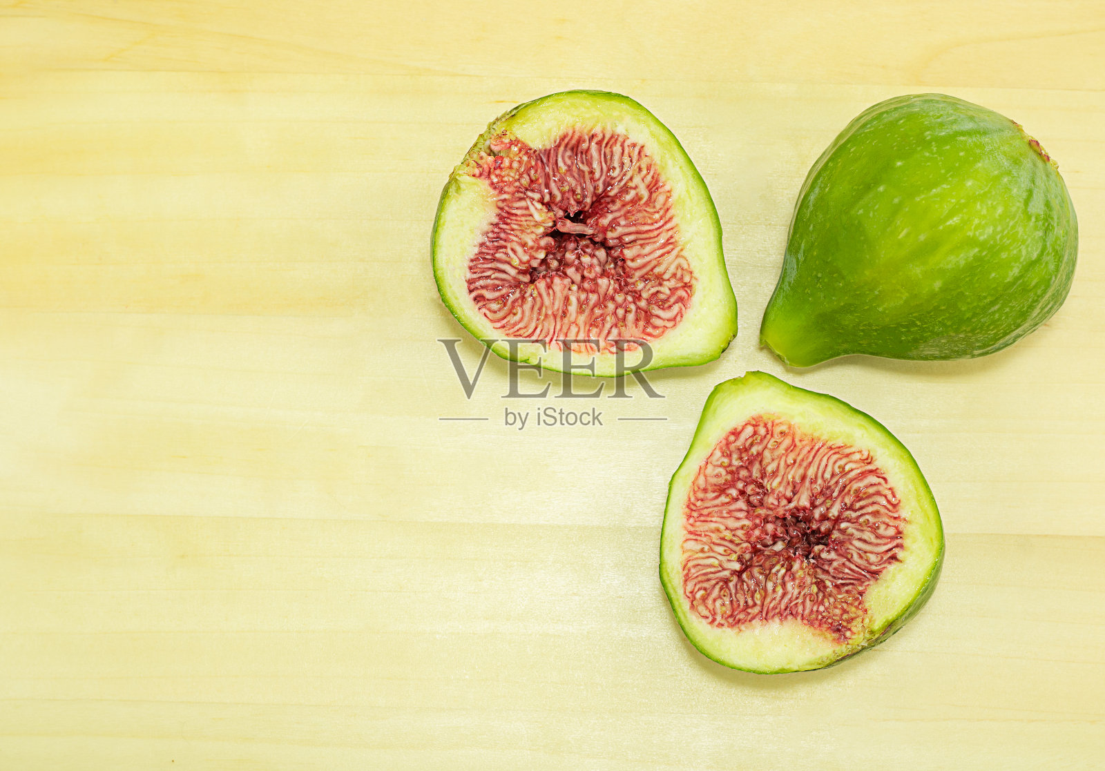 无花果切在木板上照片摄影图片