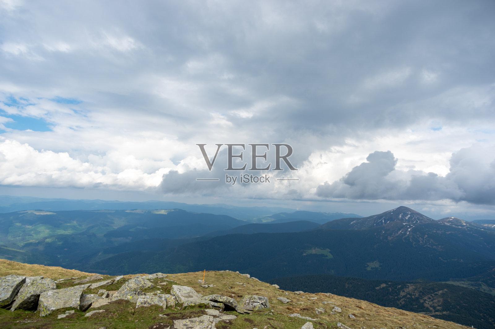 霍韦拉山在初夏的雪和绿草映衬下的蓝天照片摄影图片